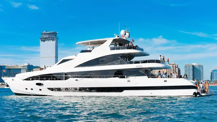 exclusive yacht dubai - Featured Image